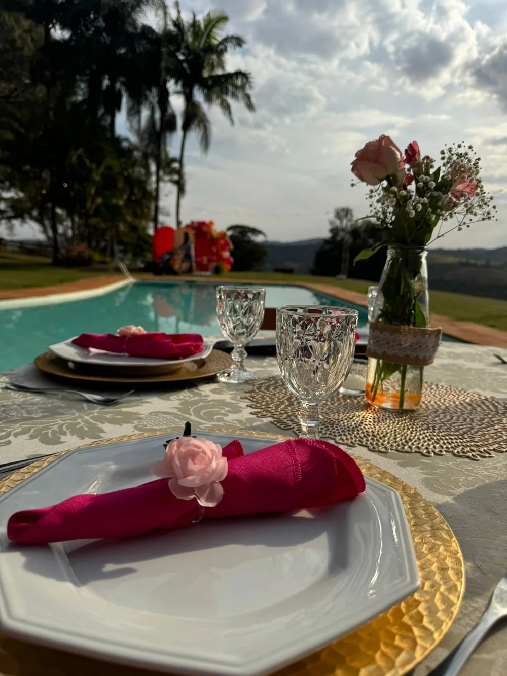 Taças e pratos para evento elegante em Atibaia SP