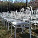 Cadeiras brancas de ferro para locação