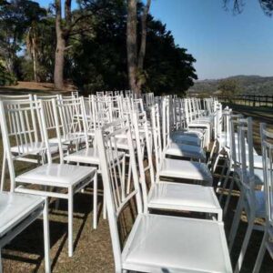 Conjunto de cadeiras de ferro brancas para locação