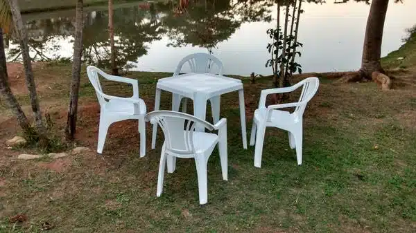 Locação de cadeira poltrona plástica branca