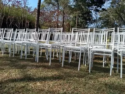 aluguel de cadeira de ferro branca para casamento