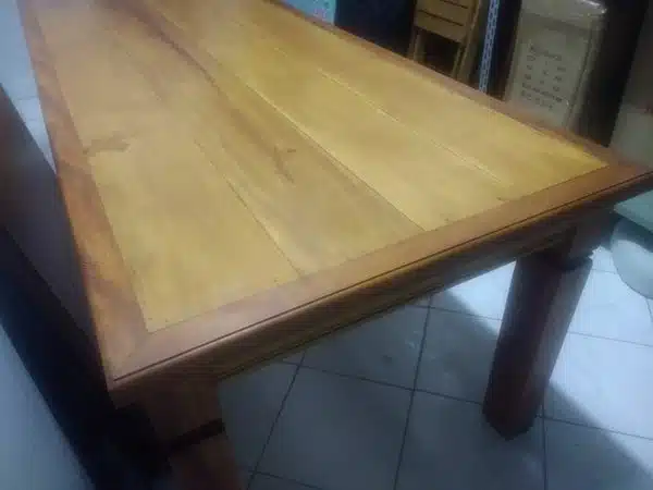 Locação de mesa de madeira maciça para decoração