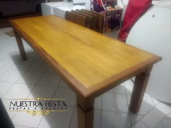 Aluguel de mesa de madeira maciça