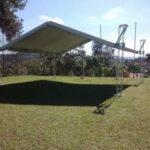tenda montada com lona branca