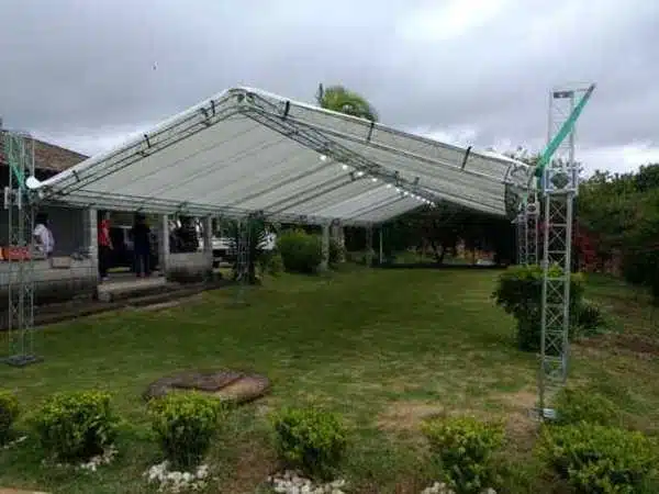 Montagem de modelos exclusivos de coberturas e tendas para festas e eventos