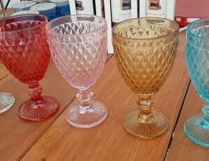 Para quem quer usar a taça colorida em recepções e eventos onde será servido vinho, o ideal é misturá-las às taças transparentes.