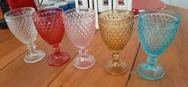 Para quem quer usar a taça colorida em recepções e eventos onde será servido vinho, o ideal é misturá-las às taças transparentes.