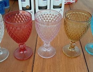 As taças coloridas são muito procuradas por conferirem um tom contemporâneo às composições de mesa. Nelas pode ser servido qualquer tipo de bebida.