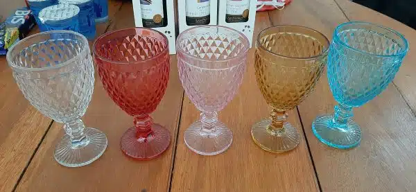 As taças coloridas são muito procuradas por conferirem um tom contemporâneo às composições de mesa. Nelas pode ser servido qualquer tipo de bebida.