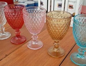 Antes de começar a refeição, não esqueça de usar suas taças lindas para fazer um brinde às coisas boas da vida. Saúde!