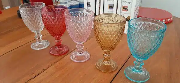 Antes de começar a refeição, não esqueça de usar suas taças lindas para fazer um brinde às coisas boas da vida. Saúde!