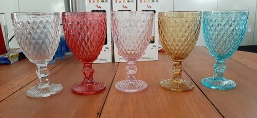 Taças coloridas de vidro para água