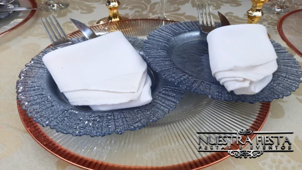 Aluguel de guardanapo de tecido branco para eventos elegantes pela Nuestra Fiesta.