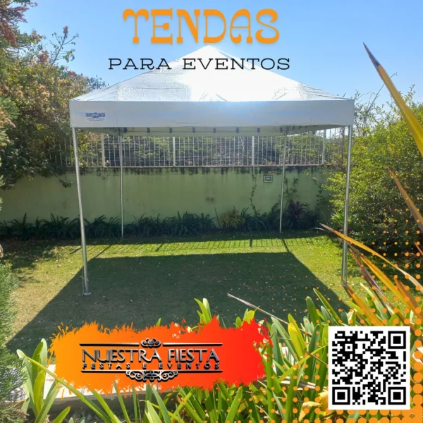 Tenda piramidal instalada pela Nuestra Fiesta para evento ao ar livre.