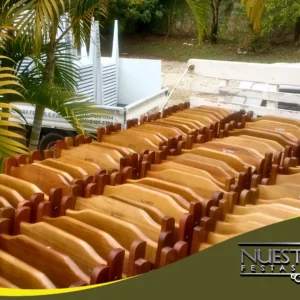 Mesas e cadeiras de madeira rústica montadas para evento ao ar livre.