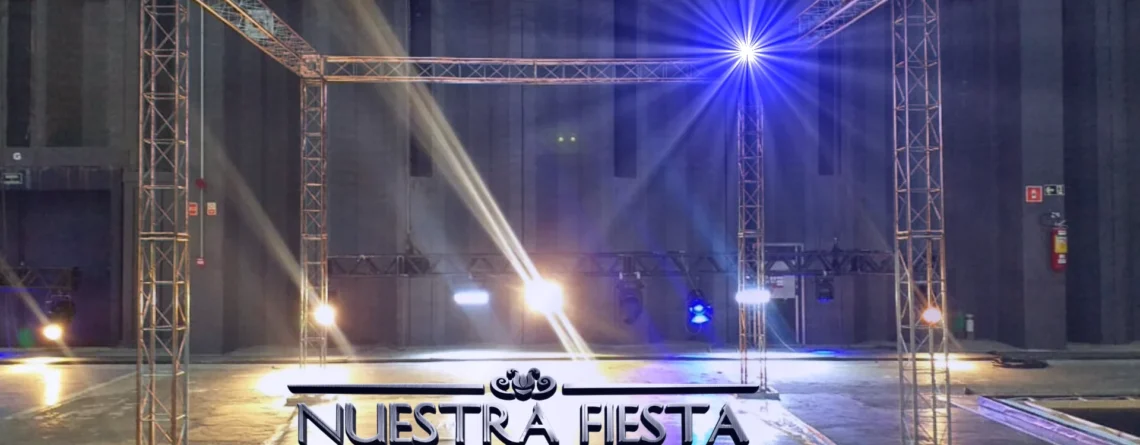 Montagem de estrutura para evento com treliças Box Truss pela Nuestra Fiesta.