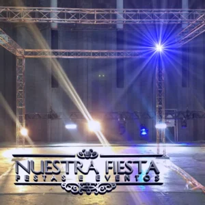Montagem de estrutura para evento com treliças Box Truss pela Nuestra Fiesta.