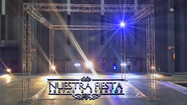 Montagem de estrutura para evento com treliças Box Truss pela Nuestra Fiesta.