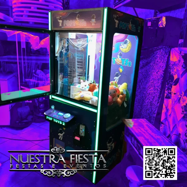 Grua de pelúcia iluminada com LEDs, cheia de bichinhos de pelúcia em evento da Nuestra Fiesta.