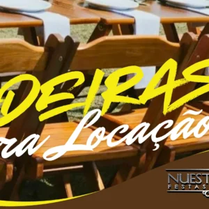 Conjunto de mesas e cadeiras de madeira para locação em eventos.