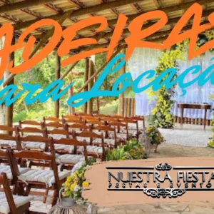 Cadeiras de madeira e mesas montadas para evento corporativo ao ar livre.