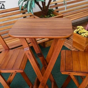 Mesas de madeira e cadeiras rústicas para casamento ao ar livre.