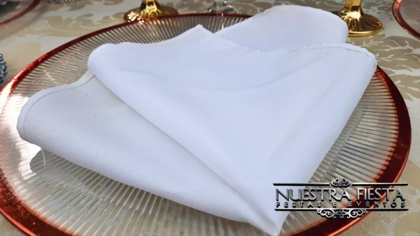 Locação e aluguel de guardanapo de tecido branco elegante para eventos pela Nuestra Fiesta.