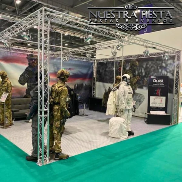 Treliças Box Truss sendo montadas para um evento pela equipe da Nuestra Fiesta.