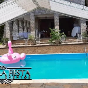 Tenda elegante da NUESTRA FIESTA instalada junto a uma piscina, oferecendo sombra e conforto em um espaço ao ar livre.