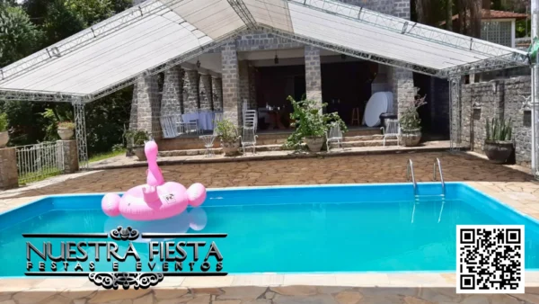 Tenda elegante da NUESTRA FIESTA instalada junto a uma piscina, oferecendo sombra e conforto em um espaço ao ar livre.
