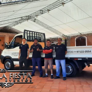 Tenda da NUESTRA FIESTA montada com a equipe da empresa embaixo, mostrando o processo final de instalação.