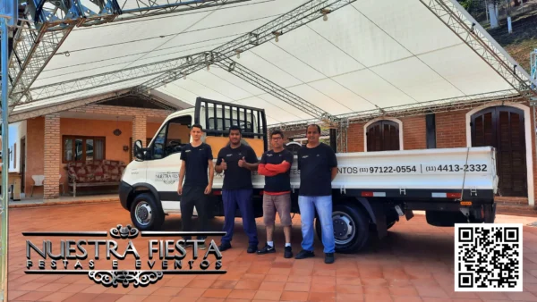 Tenda da NUESTRA FIESTA montada com a equipe da empresa embaixo, mostrando o processo final de instalação.