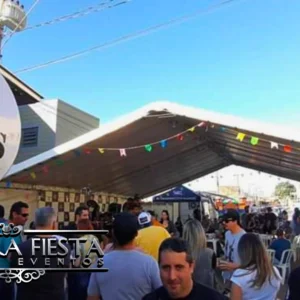 Tenda de 12x11 metros da NUESTRA FIESTA no meio do evento da Cervejaria Los Compadres, proporcionando um espaço coberto para os participantes.