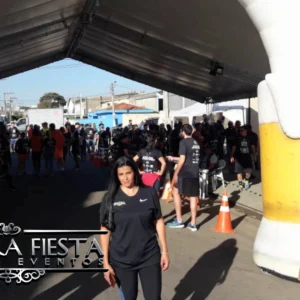 Tenda de 12 x 11 metros de lona branca da NUESTRA FIESTA montada para um beer runner da Cervejaria Los Compadres em Atibaia.