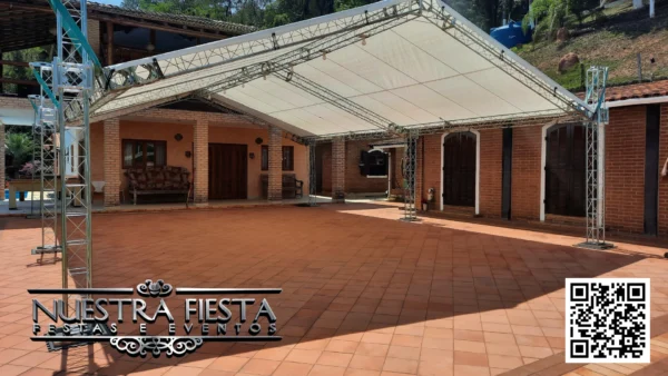 Tenda da NUESTRA FIESTA montada em um espaço normalmente usado como estacionamento na casa do cliente, ampliando a área disponível para receber convidados.