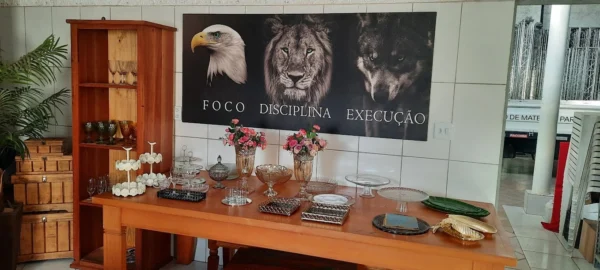Mesa de decoração com medidas de 2,50 x 0,90 metros