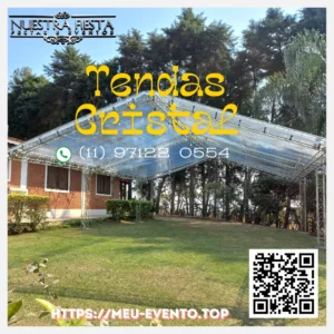 Tenda decorada para um casamento ao ar livre.