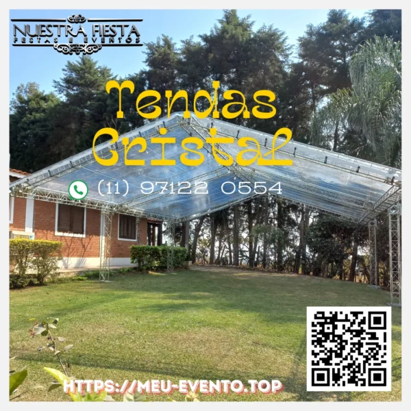 Tenda decorada para um casamento ao ar livre.