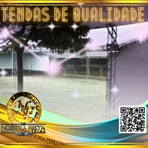 Tenda montada para evento social ao ar livre.