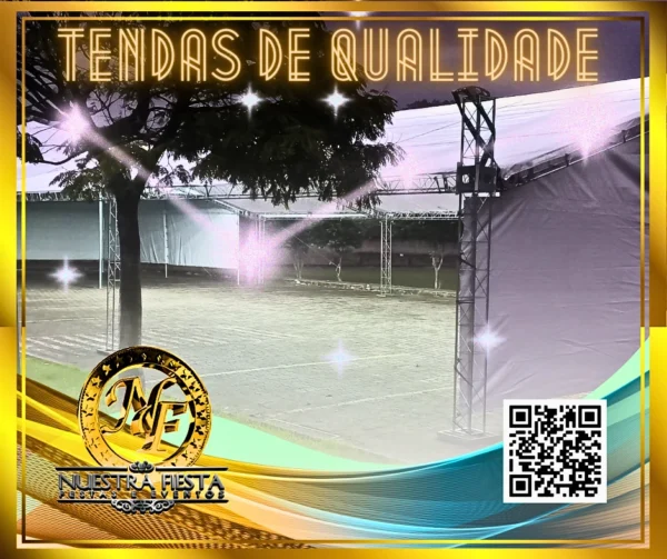 Tenda montada para evento social ao ar livre.